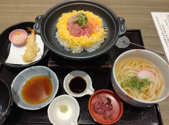 四六時中の「海鮮炙り飯小麺」と「お持ち帰り特選海鮮天ぷら盛り合わせ」