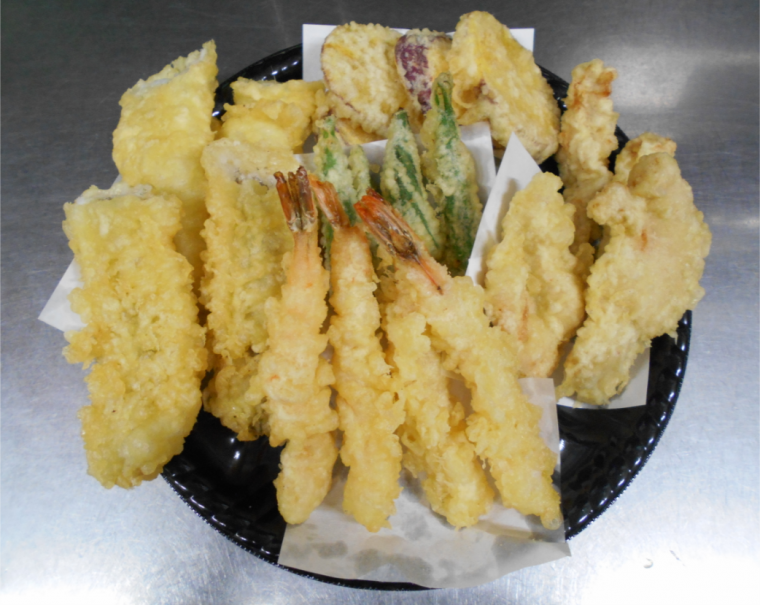 四六時中の「海鮮炙り飯小麺」と「お持ち帰り特選海鮮天ぷら盛り合わせ」