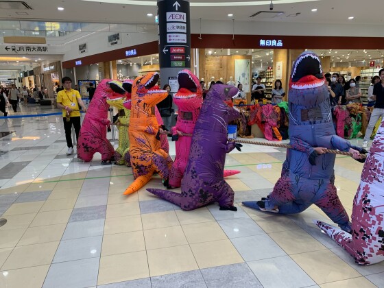 5/4(月・祝) ティラノサウルスのエアコスで頑張れ綱引き＆だるまさんが転んだ !!