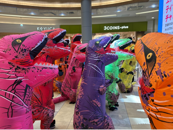 5/4(月・祝) ティラノサウルスのエアコスで頑張れ綱引き＆だるまさんが転んだ !!