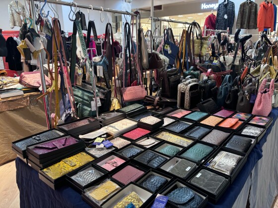 革製品の期間限定販売を実施中♪