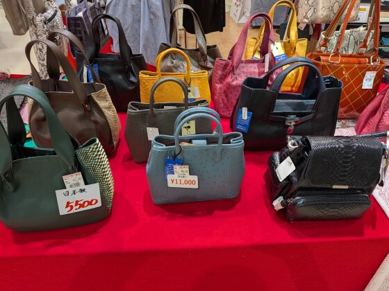 革製品の期間限定販売を実施中♪