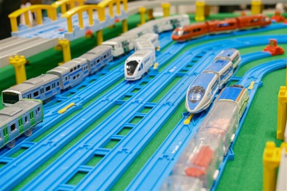 大型のレイアウトにタワー型も　トイ トレイン電車走行で遊ぼう