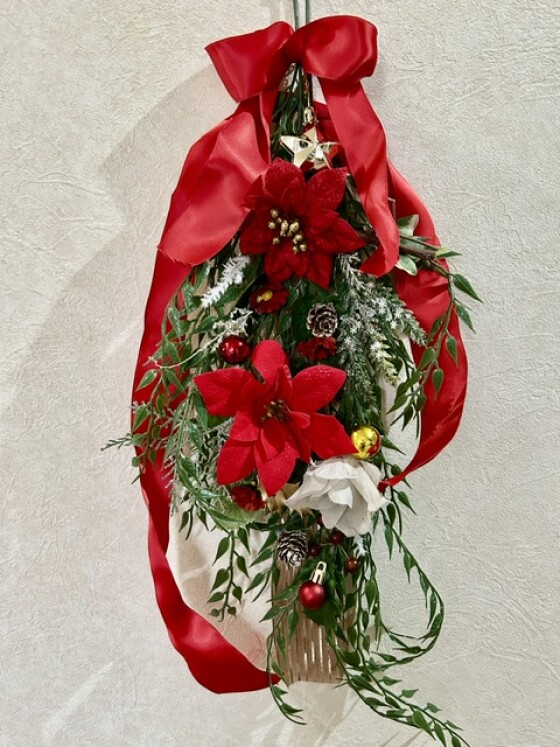 一級フラワーデザイナーが教える　華やかに彩るクリスマススワッグ