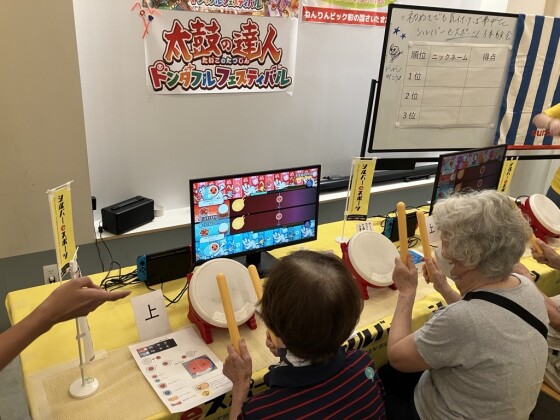 楽しく叩いて心も体もリズムよく 人気ゲーム「太鼓の達人」体験会