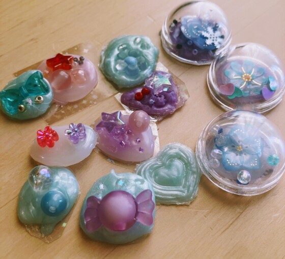 大人も子供もみんなで交換会も♪　キラキラ宝石シール作り