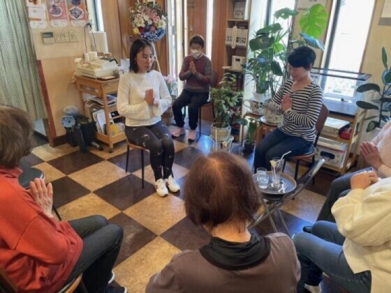 身体のかたい人やはじめての人でも安心　座ったまま気軽にできる椅子ヨガ