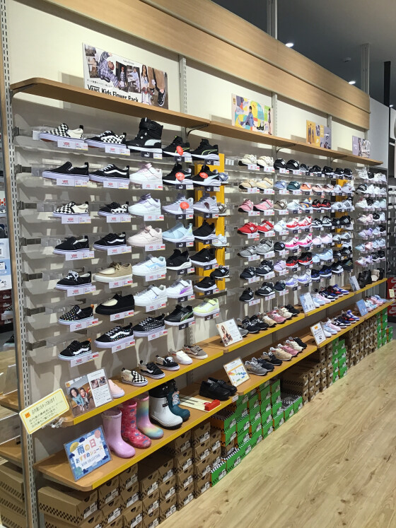 キッズコーナーから新生活にオススメシューズ特集!