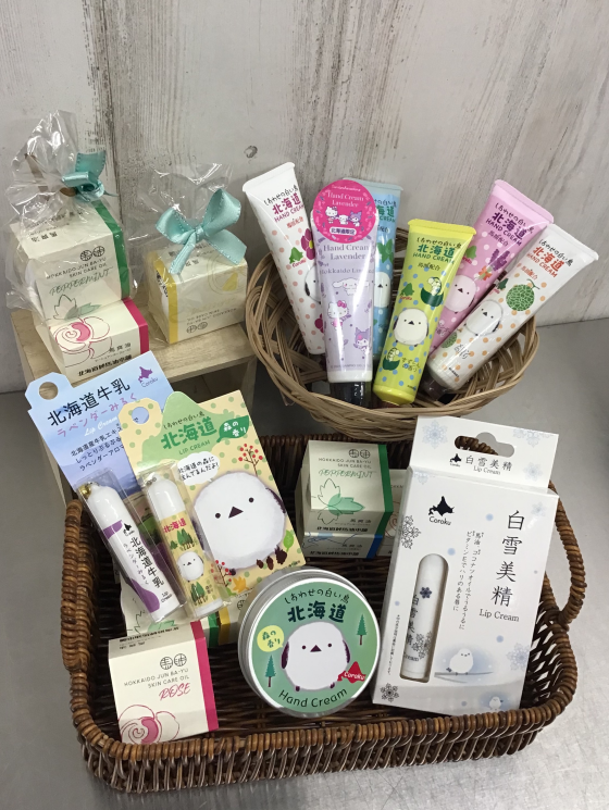 乾燥した手肌やくちびるにうるおいを❗️   🖐️ハンドクリーム、リップクリーム💄　発売中‼️