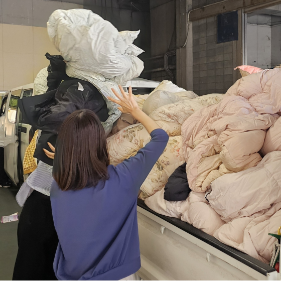 【羽毛リサイクル】店頭回収した不要不毛製品を地元社会福祉協議会さんに引き渡ししました!