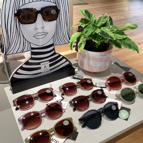 「Have A Look」POP UP