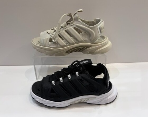 adidasサンダルがお買い得！！