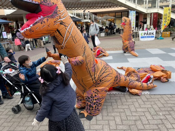 ティラノサウルスのエアコスでとれとれお肉＆プチレース🦖
