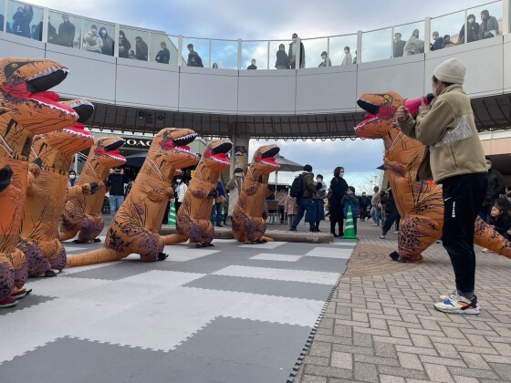 ティラノサウルスのエアコスでとれとれお肉＆プチレース🦖