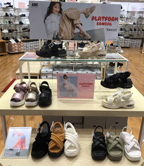 オススメ⭐︎プラットフォームサンダル♪｜ショップニュース