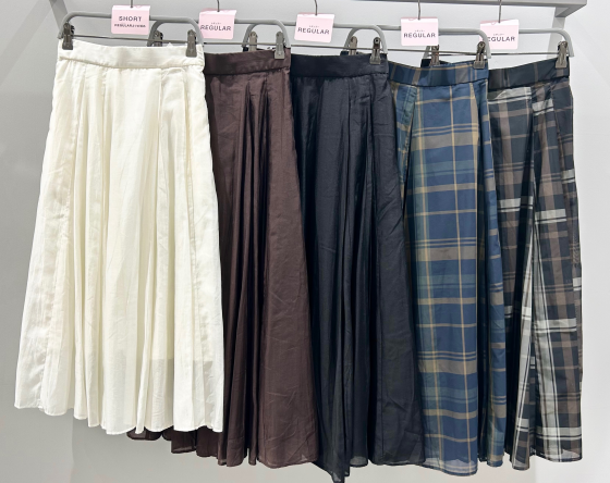軽やかシアータックスカートも秋色が入荷です‼️