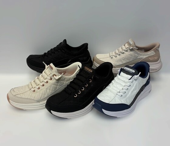 ☆SKECHERS☆手を使わず、スッと履ける快適シューズ！