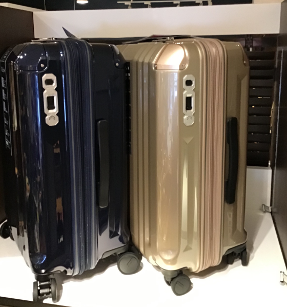 珍カラーキャリーケース✈️