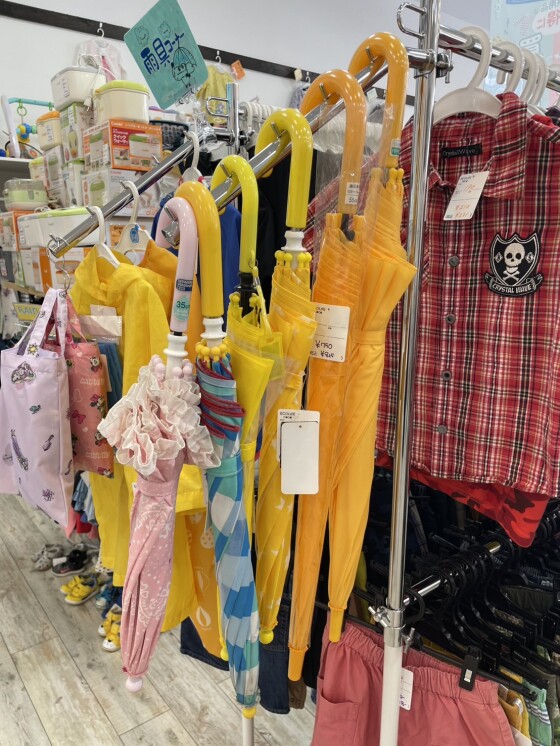 エコライフココは雨具コーナーも充実しています
