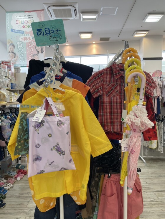 エコライフココは雨具コーナーも充実しています
