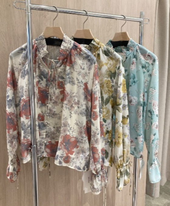 Mila Owen  花柄ブラウスのご紹介🌸