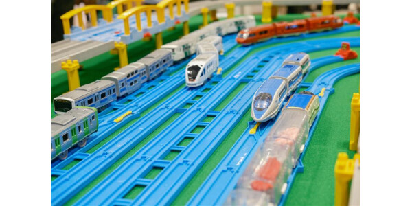 大型のレイアウトにタワー型も　トイ トレイン電車走行で遊ぼう