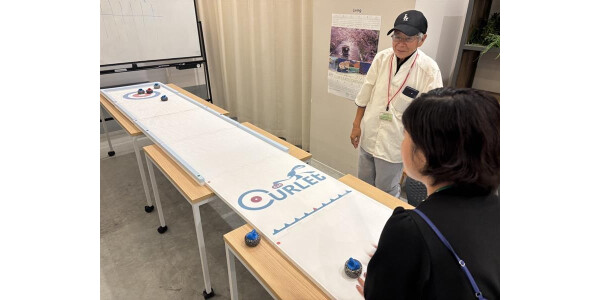 室内でカーリング気分♪　新感覚スポーツ カーレット体験会