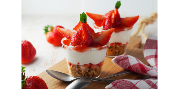 簡単子供料理体験　イチゴのミニパフェを作ろう