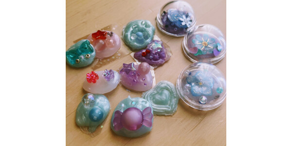 大人も子供もみんなで交換会も♪　キラキラ宝石シール作り