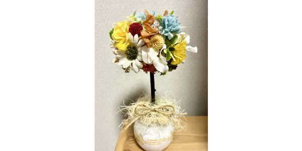 一級フラワーデザイナーが教える　花時間を楽しむ春色トピアリー作り