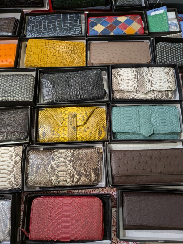 革製品の期間限定販売を実施中♪