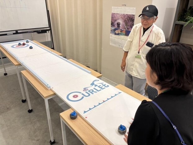 室内でカーリング気分♪　新感覚スポーツ カーレット体験会