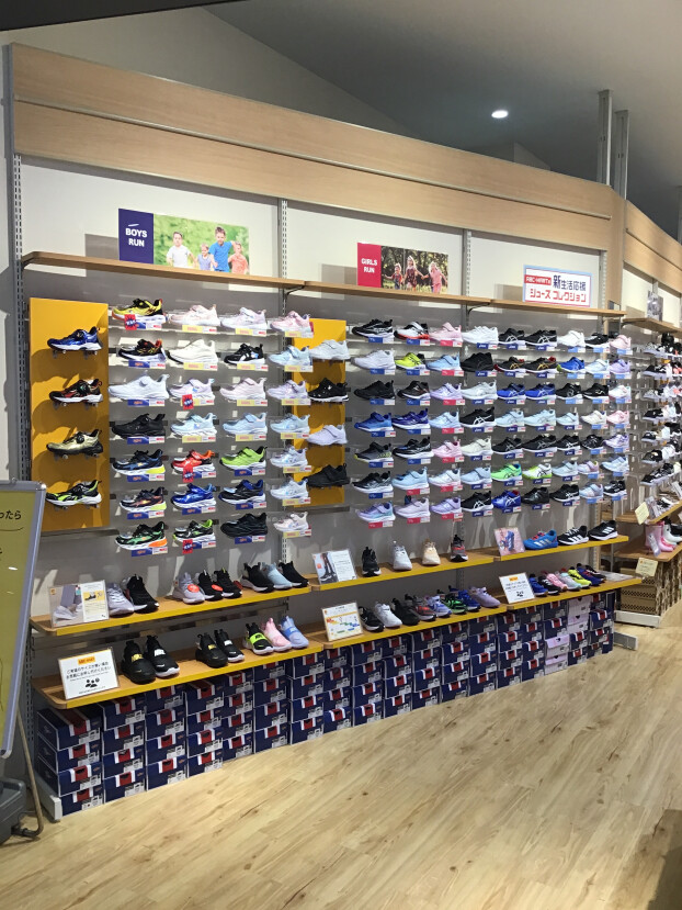 キッズコーナーから新生活にオススメシューズ特集!