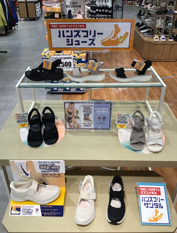 スケッチャーズのレディースサンダル入荷！！