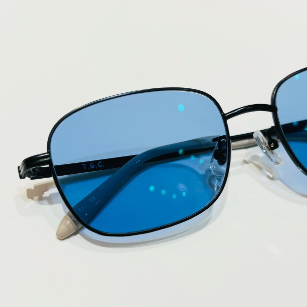 ブルーのカラーレンズ大人気です🕶️💙