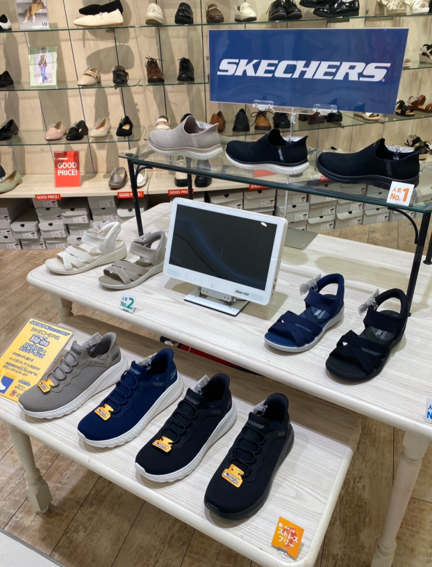 大人気❕スケッチャーズ❕サンダル入荷致しました❕✨