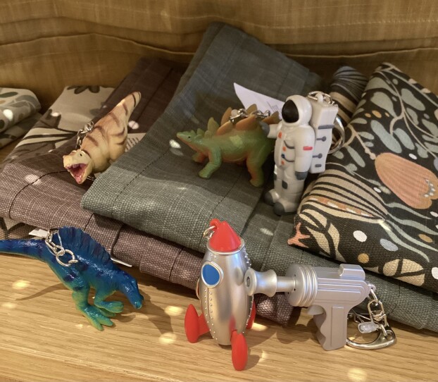 愉快なキーホルダー🚀🦕