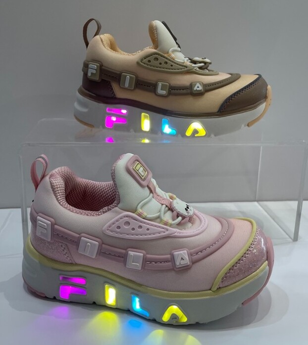 FILA・KIDSから光るシューズ登場