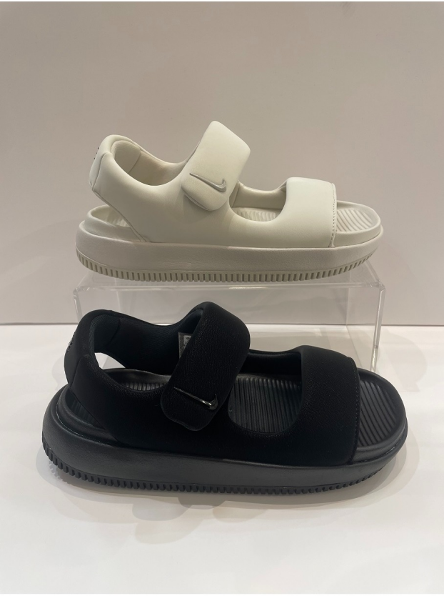 NIKEの話題のサンダル入荷しました♪