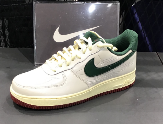 名作AF1からファイヤーパターン登場🔥