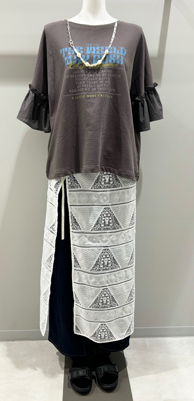 大人気だったリメイク風フリルTシャツが袖が長くなって再登場‼️