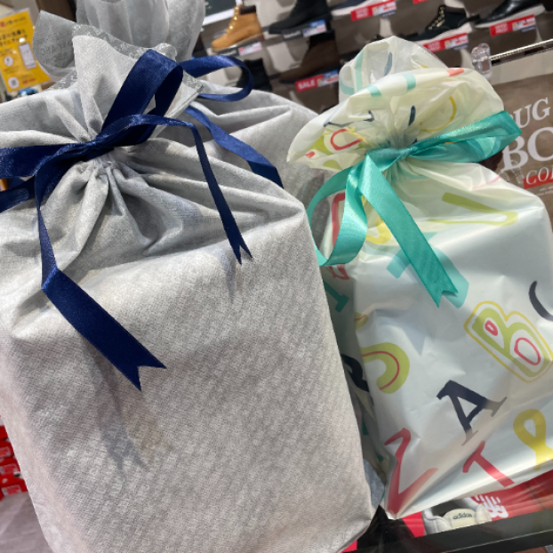 プレゼントラッピング承っております！！