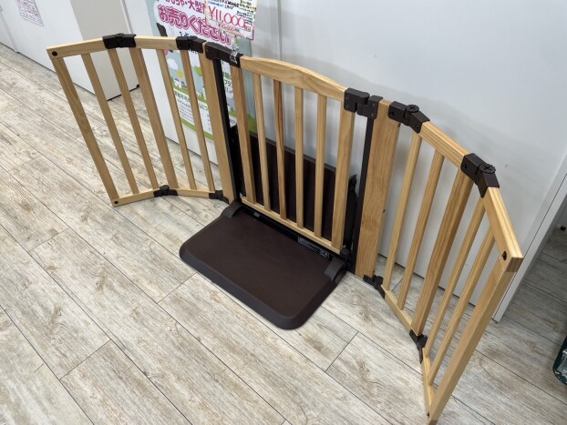 日本育児 置くだけで簡単！自立型の木製ベビーゲート Lサイズ 入荷