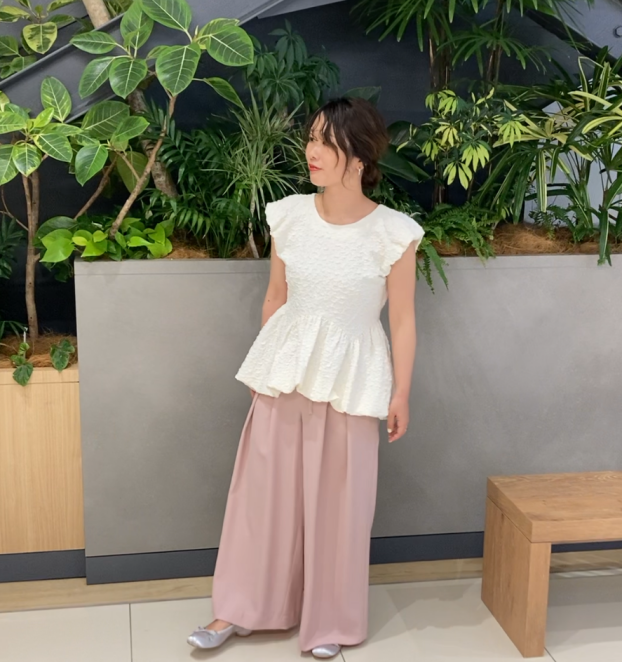 ぽこぽこした素材が可愛いペプラムトップス💕