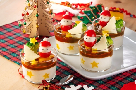 クリスマス企画　cotokoto×ハウス食品　ミニトマトで作るサンタクロースがかわいい　カレーマッシュポテトカップ　